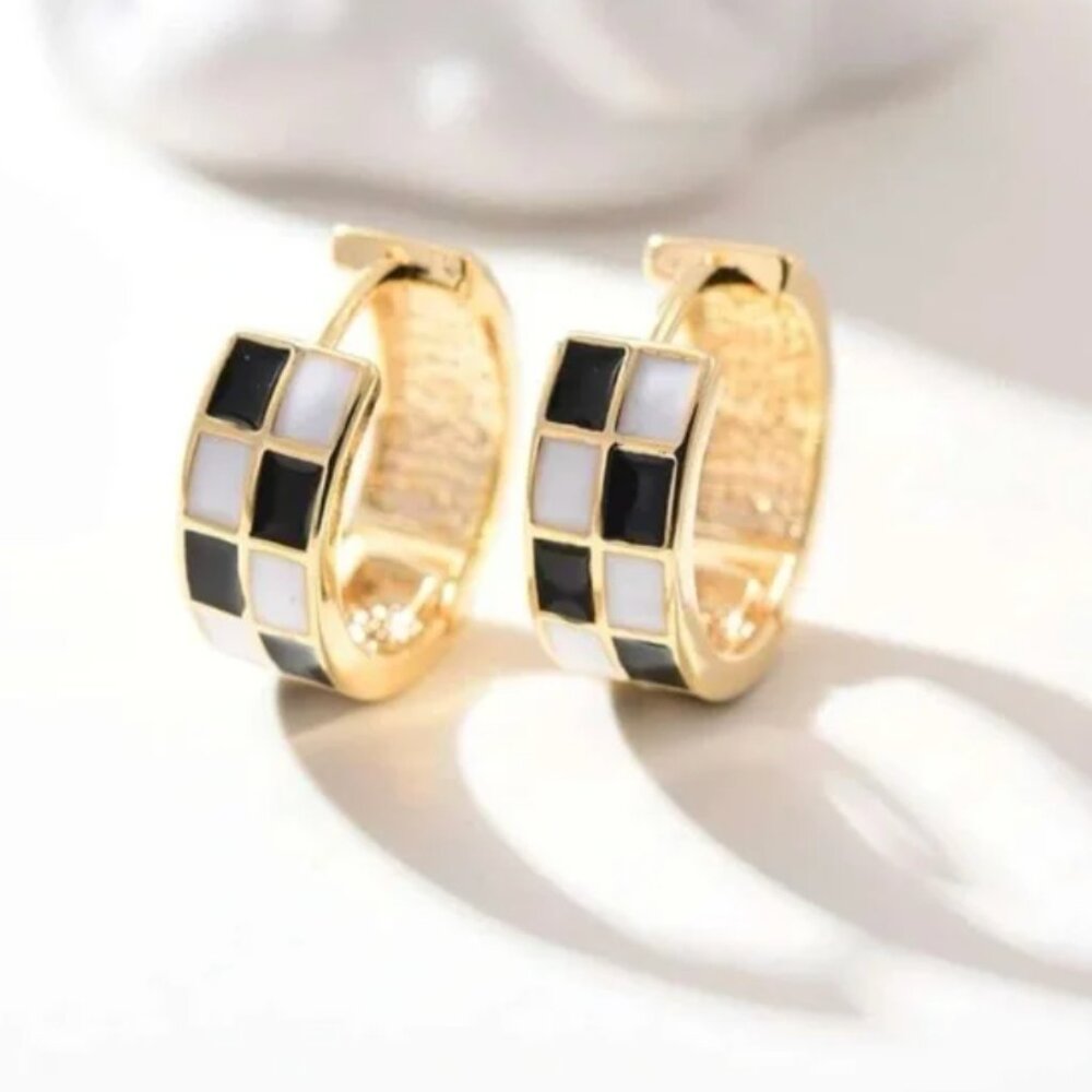 ♠️🤍Cute black and white checkered huggy hoops 🖤🤍